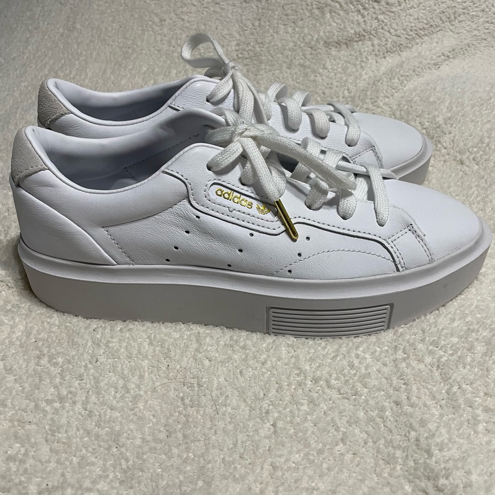 adidas Sleek Super Sneaker, Women's Size 8 M, White W/Gold Accents MSRP $95